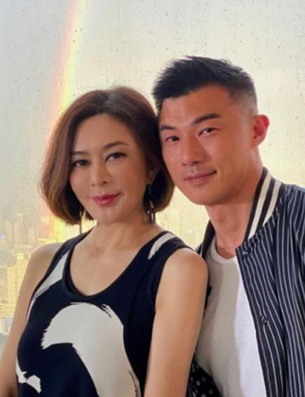 58岁关之琳与年轻男模豪宅合照，半个月约会3次