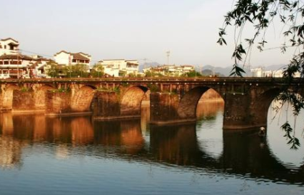 痛心！多地古桥被冲毁 如何在洪水中守护文物古迹？