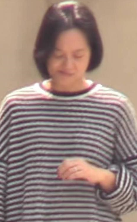 朱丹官宣二胎后首露面,挺孕肚抱女儿妈妈力十足