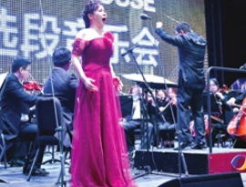 “户外天幕”再启 歌剧名段动人