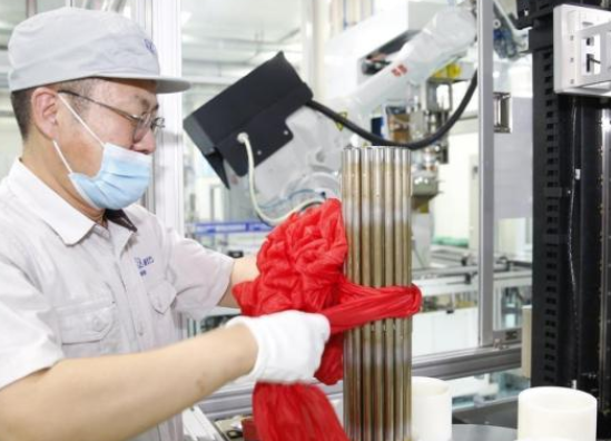 中国唯一重水堆核燃料元件生产线第20万支棒束成功下线