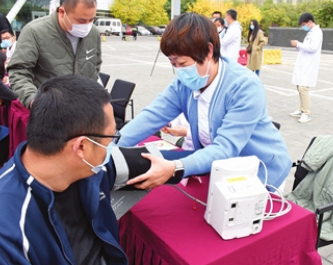 言语含糊嘴角歪 胳膊不抬奔医院