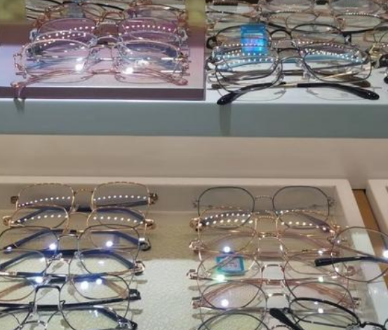 一副眼镜动辄上千，谁在“收割”近视眼？