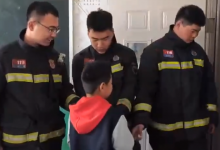 天津静海：小学生为灭火消防员送冰棍 消防员忙完后回礼了