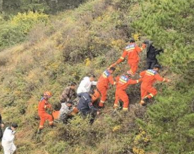 77岁老人被困深山 消警联手10小时两次进山搜救