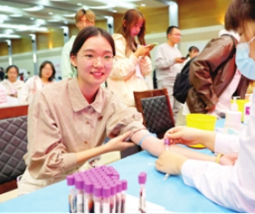 243名师生用爱心传递希望