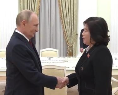 俄总统普京在克里姆林宫会见朝鲜外务相崔善姬