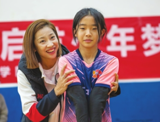 新时代先进人物进校园