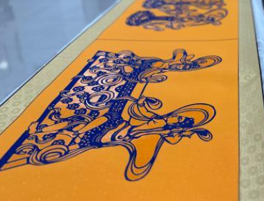 兰州父女传承剪纸艺术 展示甘肃风土人情