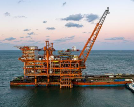 渤海油田最重平台在全球最大变质岩油田完成安装