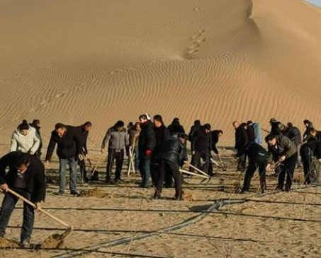 塔克拉玛干沙漠锁边工程完成“合龙”