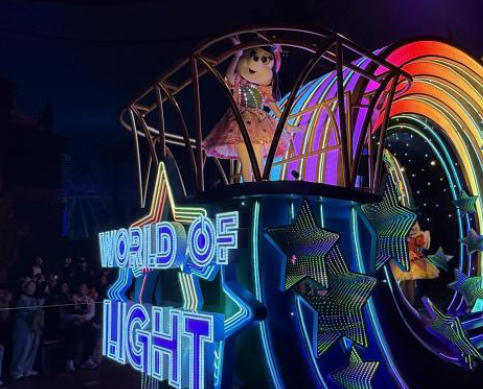 韩国乐天世界为庆祝35周年举行花车巡游