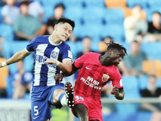 退役不离绿茵场 老将变身“于指导”