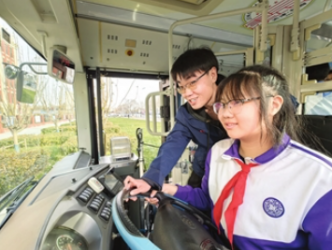 8路“流动课堂”开进校园