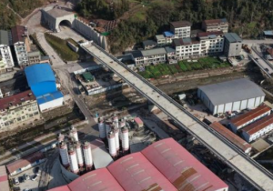 西渝高铁高升一号隧道贯通