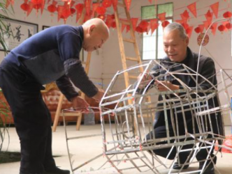 巧手传技艺 广西民众赶制花灯迎接“上灯节”