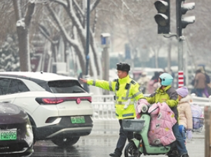 开学首日的温暖坚守