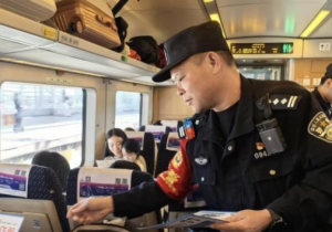 老乘警梁家政的二十年春运坚守