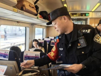 老乘警梁家政的二十年春运坚守