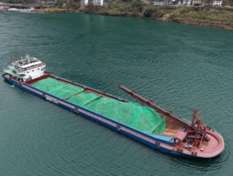 “四川造”金沙江首艘6000吨级新能源货船首航