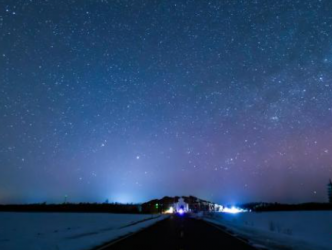 “中国第一龙乡”嘉荫上演春日极光美景