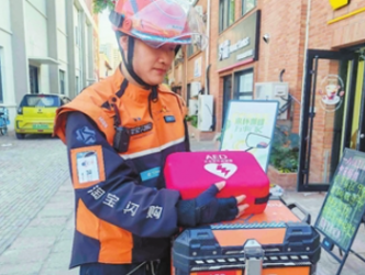 七年送餐路，他九次救人