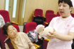 母乳喂养宜早接触早吸吮早开奶