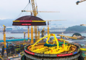 中广核福建宁德核电5号机组穹顶吊装成功