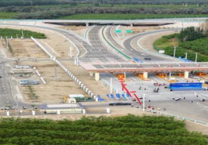 新疆阿克苏至阿拉尔高速公路通车